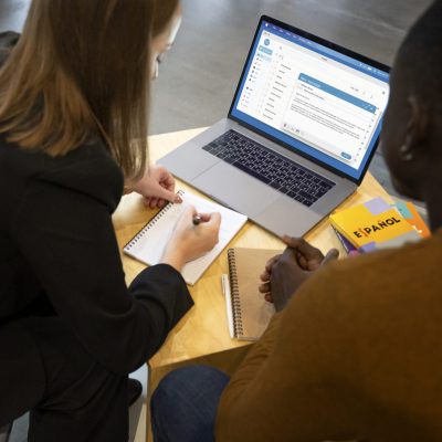 pessoas-corrigindo-erros-gramaticais-em-alto-angulo